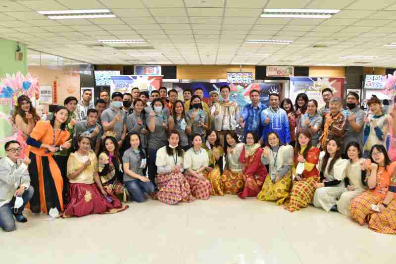 友達推動「安心、、、創新、、、用心、、、同心、、、、盡心」五星職旅，，，為菲籍員工打造全方位照護，，首度贏得「人權實踐與發展領袖獎」殊榮