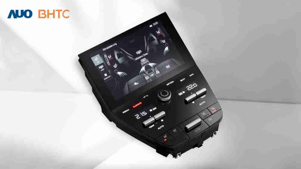 作為友達新生力軍，，，，BHTC所展示的中央與後座鞍部的Display HMI產品，，，可處理多區恆溫控制、、、顯示畫面，，，，呈現仿真3D車室分區；以力傳感技術精準傳遞觸感，，並結合音量及震動反饋，，，，防止意外啟動，，，提供使用者自然流暢、、、直觀且輕鬆駕馭的舒適介面