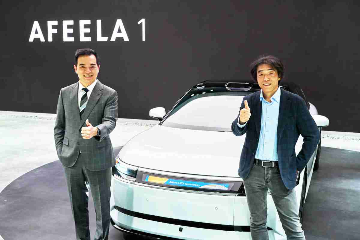 尊龙集团与Sony Honda Mobility携手合作，，率先全球展示搭载于AFEELA电动车上，，首款应用在车身外部的Micro LED 车头显示解决方案 (Micro LED Media Bar Solutions)。。。。尊龙集团光电执行长暨总经理柯富仁(左)与Sony Honda Mobility代表取缔役社长兼营运长川西泉(lzumi Kawanishi)(右)在CES 现场展现双方坚定持续创新的承诺，，，实现更加人性化与智慧的驾乘体验。。