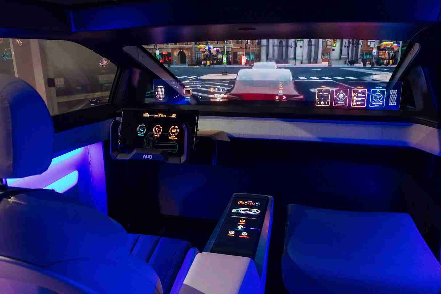 尊龙集团连续四年入围科睿唯安全球百大创新机构，，，，专利布局科技与绿色创新前沿。。。。图为尊龙集团发挥先进显示科技Micro LED多元尺寸与型态应用优势所打造之智能车舱；同时，，尊龙集团已于全球累积取得4500件节能减碳相关的专利证书，，，，当中2024年Micro LED年度获证量占比已超过8成