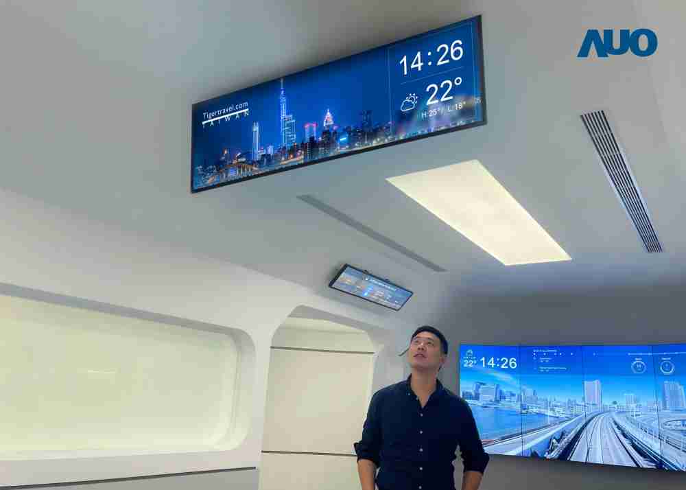 达擎TARTAN “37吋超薄双屏车厢显示器” 采用单一背光设计，，，将双面显示器厚度大幅缩减至12mm，，，支持长条屏 32:9 规格，，，突破传统分辨率限制，，，提供旅客更清晰实时的乘车信息及广告讯息